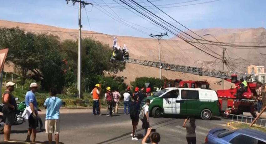 [VIDEO] Bomberos rescata a parapentista que cayó a tendido eléctrico en Iquique