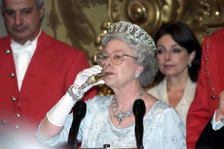 [VIDEO] El Gin Dubonnet: ¿Cómo se prepara el trago favorito de la Reina Isabel II?