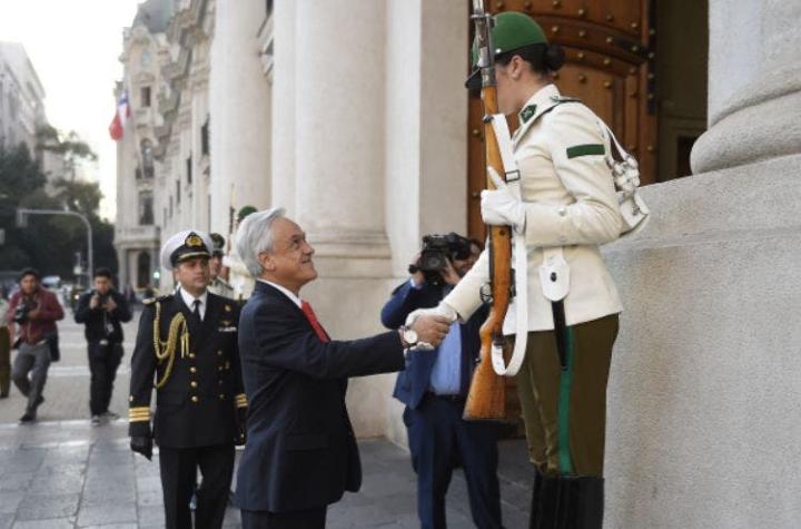[VIDEO] Presidente Piñera da la bienvenida a primeras mujeres centinelas de La Moneda