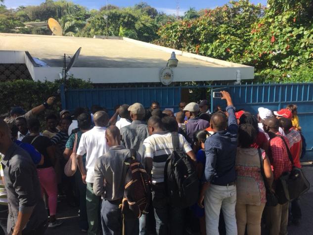 [VIDEO] Visa para haitianos: Alta afluencia de público en consulado de Chile en Puerto Príncipe