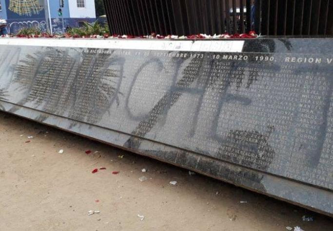 [FOTOS] "Viva Pinochet": el rayado que apareció en un memorial por Detenidos Desaparecidos
