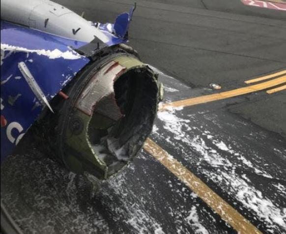 [VIDEO] Avión aterriza de emergencia en Filadelfia y pasajera es "parcialmente succionada"