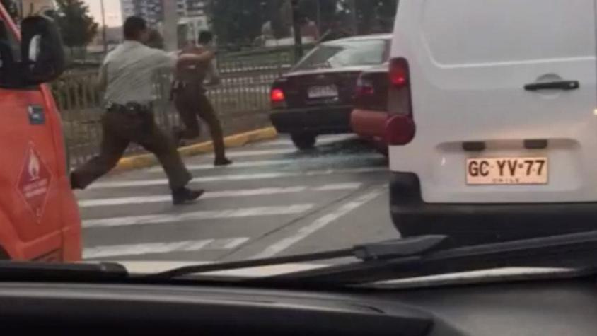 [VIDEO] Carabinero usó arma de servicio en la calle para repeler asalto en Peñalolén