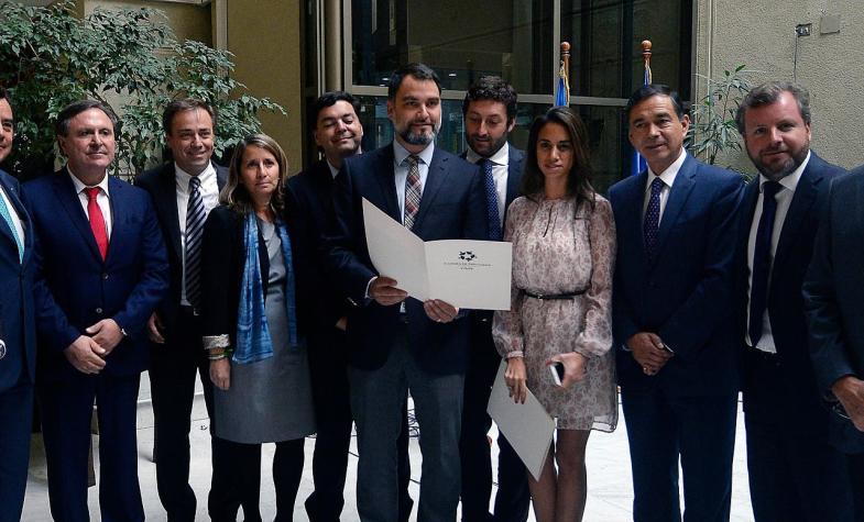 Chile Vamos presenta proyecto que busca bajar número de parlamentarios
