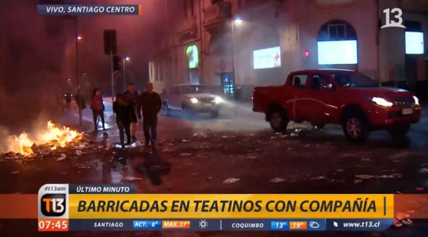 [VIDEO] Desconocidos encienden barricada de basura en el centro de Santiago