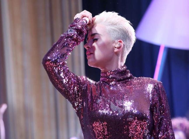 [VIDEO] De tanto reírse se le rompieron los pantalones: Katy Perry pasa gran vergüenza en TV