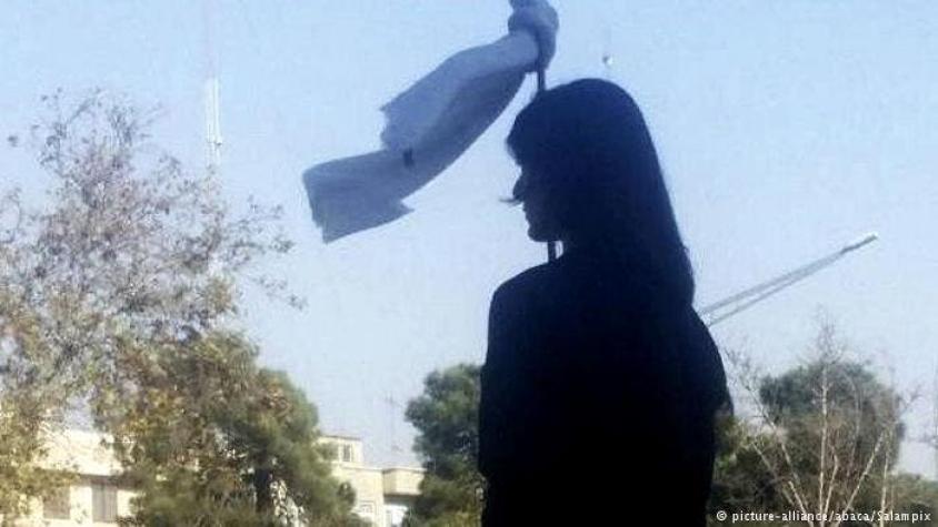Policías apalean a una mujer en Irán por no vestir de manera "islámica"