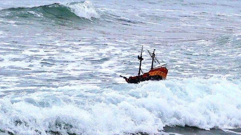Aventuras del barco de juguete que cruzó océano Atlántico y dueños temen que se pierda en altamar