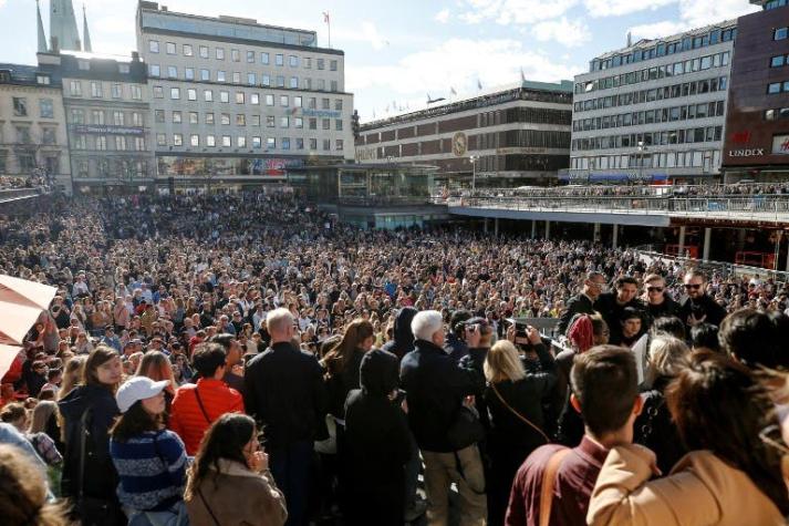 [VIDEO] Miles de personas rinden homenaje a Avicii en plaza de Estocolmo