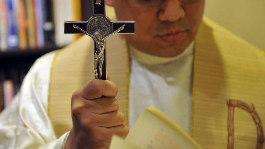 Curso de exorcismo del Vaticano: cómo identificar una posesión y expulsar a Satanás con un celular