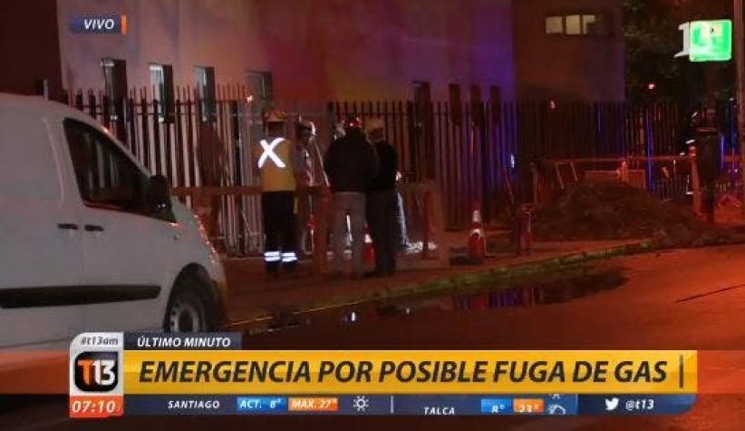 [VIDEO] Bomberos trabaja en emergencia por posible fuga de gas en el centro de Santiago