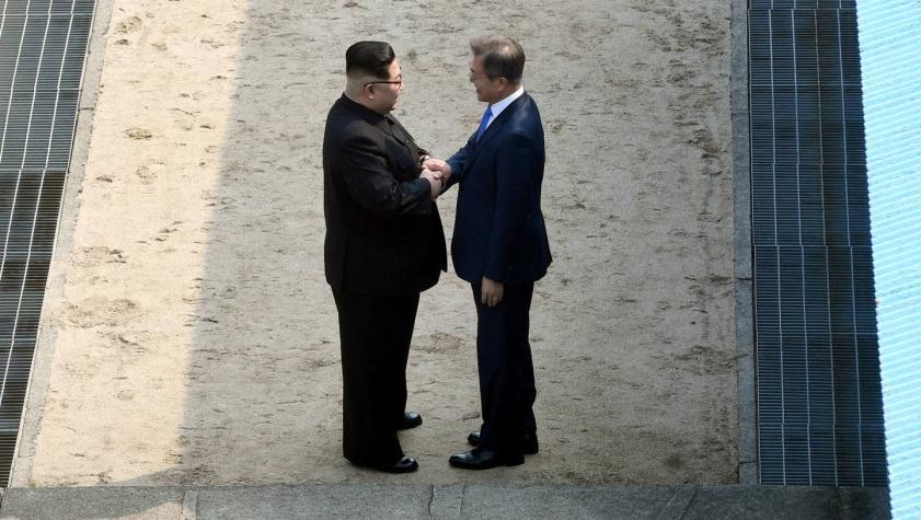 [VIDEO] Con un apretón de manos, las dos Coreas inician cumbre histórica
