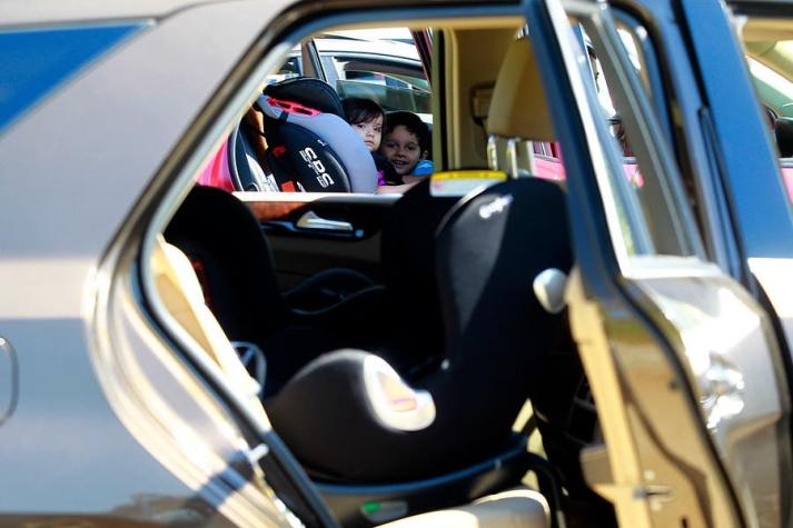 Se duplican las multas por no usar sillas para niños en autos: ¿Qué sistema corresponde por edad?