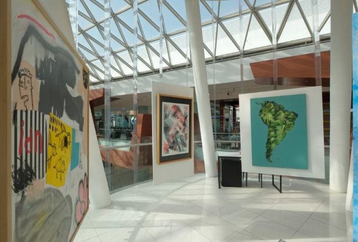 Inauguran muestra de artistas emergentes en nuevo mall de Las Condes