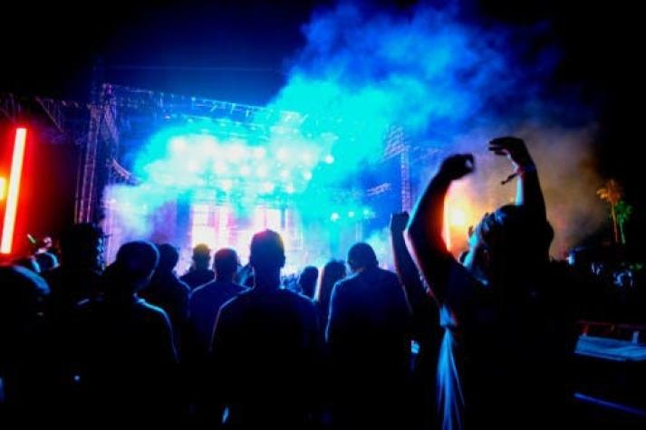 [VIDEO] Rayo cae en escenario de festival de música en Argentina