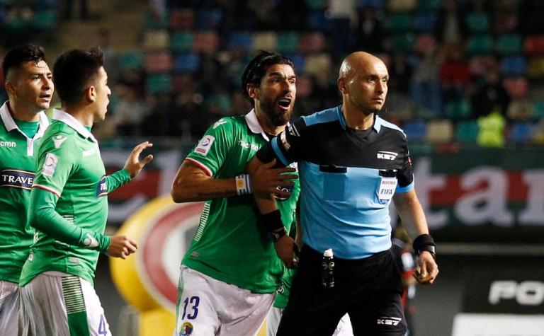 [FOTOS Y VIDEO] Se volvió "loco": Sebastián Abreu lanzó mesa contra la hinchada de Audax