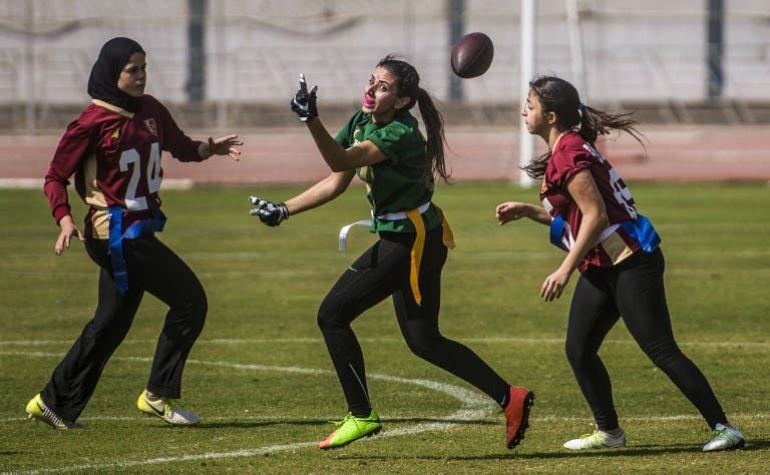 En El Cairo, jóvenes egipcias se aficionan al fútbol americano