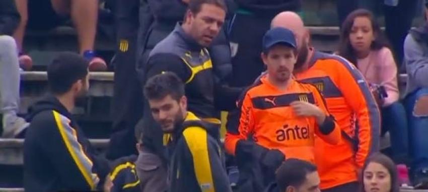 [VIDEO] Increíble: portero de Peñarol le pide la camiseta a hincha para poder jugar