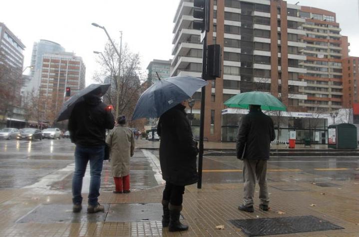 Dirección Meteorológica pronostica lluvia en la región Metropolitana para este lunes
