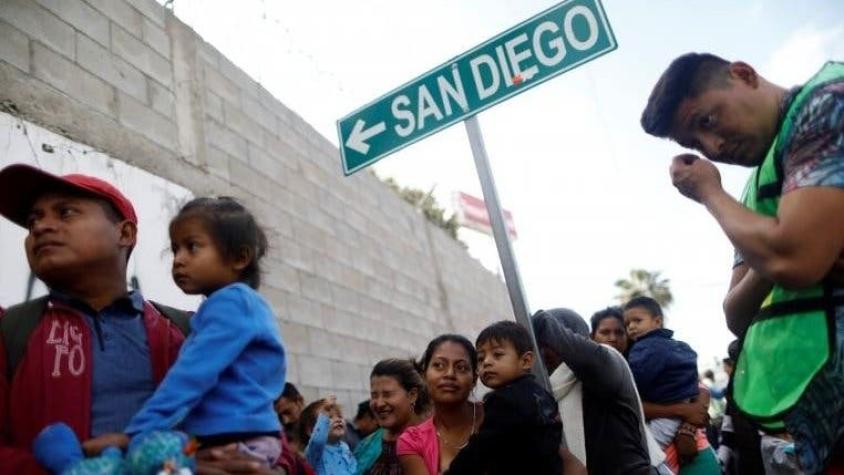 8 integrantes de la caravana de refugiados cruzan la frontera para pedir asilo en Estados Unidos