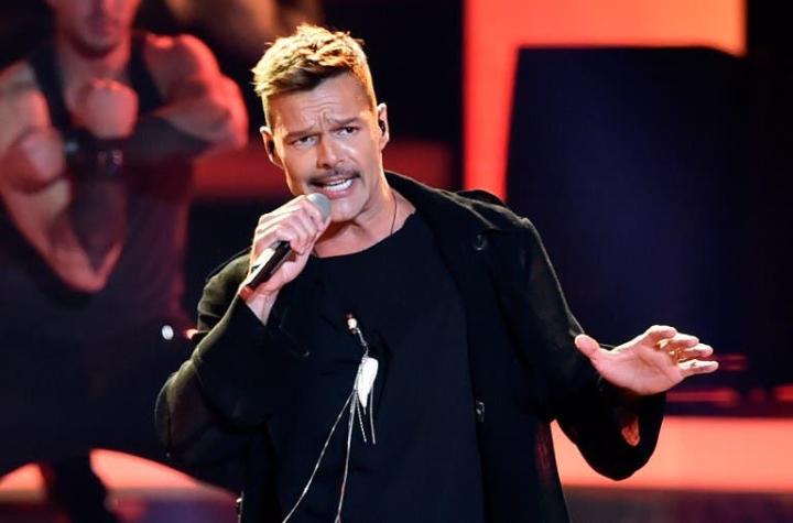 [VIDEO] El destape de Ricky Martin: cantante presume de su cuerpo a los 46 años de edad