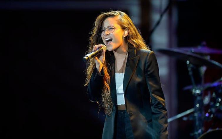 [VIDEO] Camila Gallardo presentó su nueva canción "No es real" en Tele13 Radio