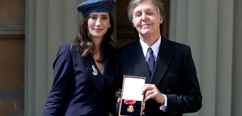 [VIDEO] Paul McCartney recibe importante título de la reina Isabel II y él recuerda a sus padres