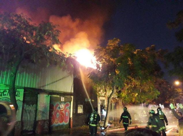 [VIDEO] Incendio en cité del centro de Santiago deja una persona fallecida