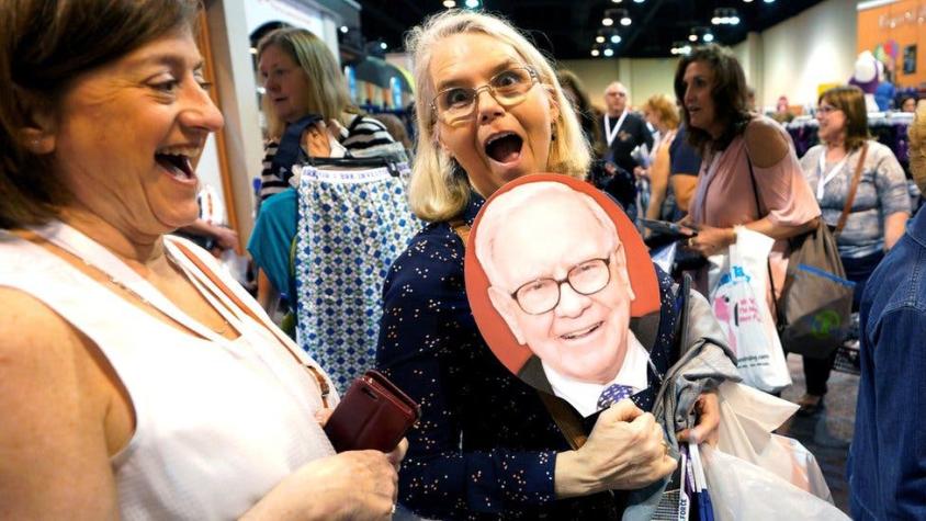 De qué se trata la conferencia anual del multimillonario Warren Buffett que atrae a miles de persona