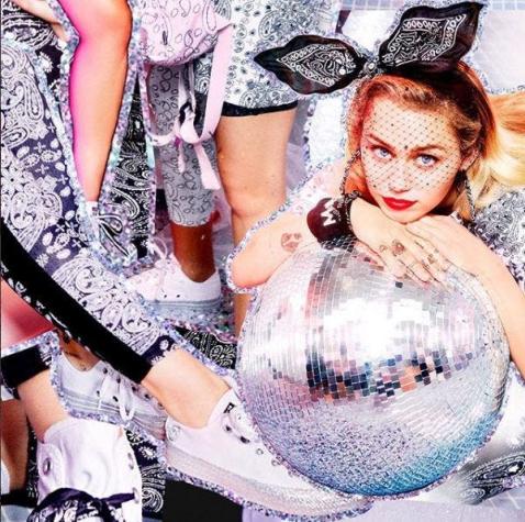 [FOTOS] Miley Cyrus lanza novedosa colección de ropa a través de redes sociales