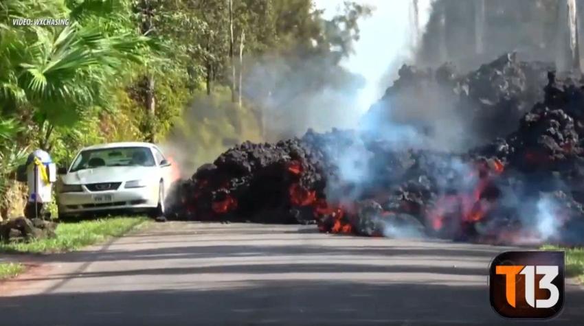 [VIDEO] Impactante registro muestra cómo la lava del volcán Kilauea "devora" un auto
