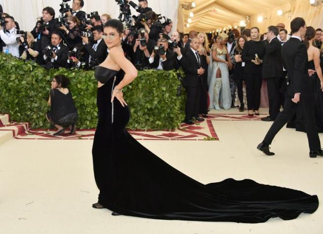 Kylie Jenner acude a su primera alfombra roja tras convertirse en madre y con un detalle en su look