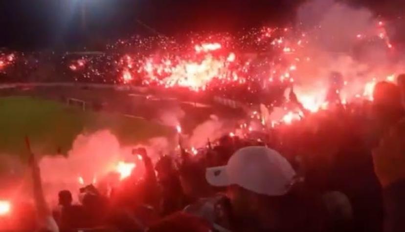 [VIDEO] Casi incendian el estadio: el desatado festejo de hinchas de club de Argelia