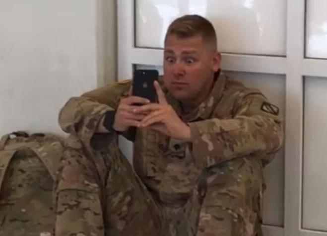 [VIDEO] La reacción de un soldado al ver nacer a su hija por FaceTime