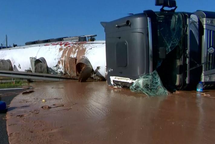 Camión vuelca y genera un río de chocolate caliente en autopista