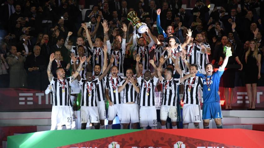 Juventus golea a AC Milan para levantar su cuarta Copa Italia consecutiva