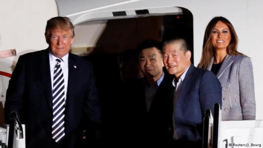 Donald Trump recibe a los tres estadounidenses liberados por Pyongyang