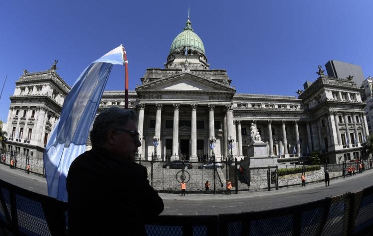 Congreso de Argentina busca frenar alzas de tarifas en agua, luz y gas