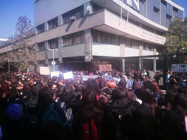 [VIDEO] Alumnas realizan manifestación contra violencia de género en frontis del Instituto Nacional