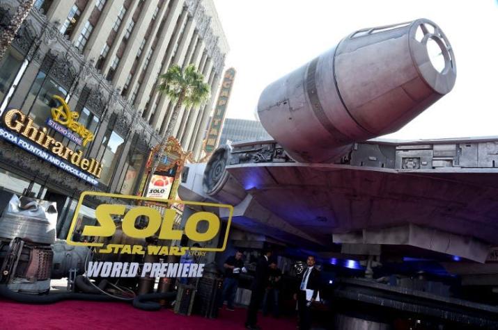 El Halcón Milenario aterriza en Hollywood para el estreno de "Solo"