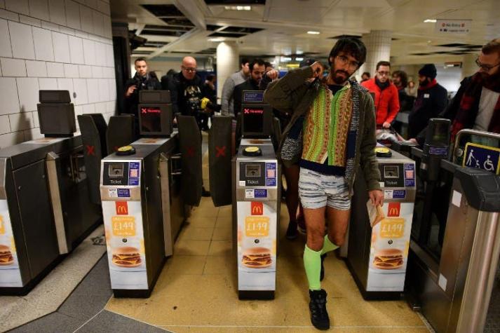 Alcalde de Londres pide prohibir anuncios de comida basura en el metro
