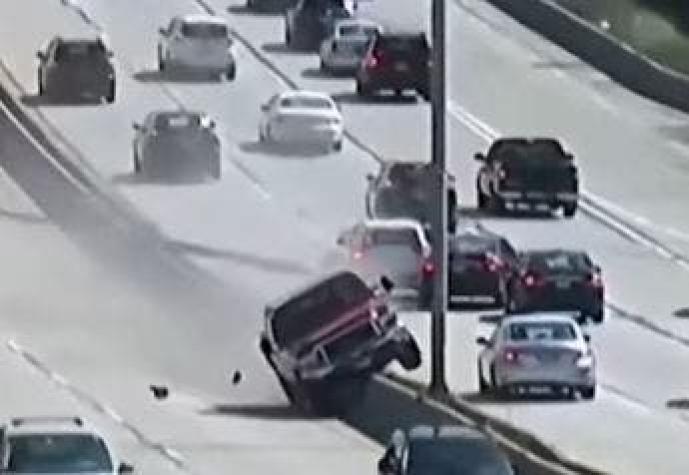 [VIDEO] Camioneta fuera de control destruye postes de luz en una carretera de EEUU