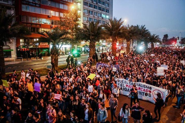 [VIDEO] Las imágenes que dejó la masiva marcha feminista en Santiago