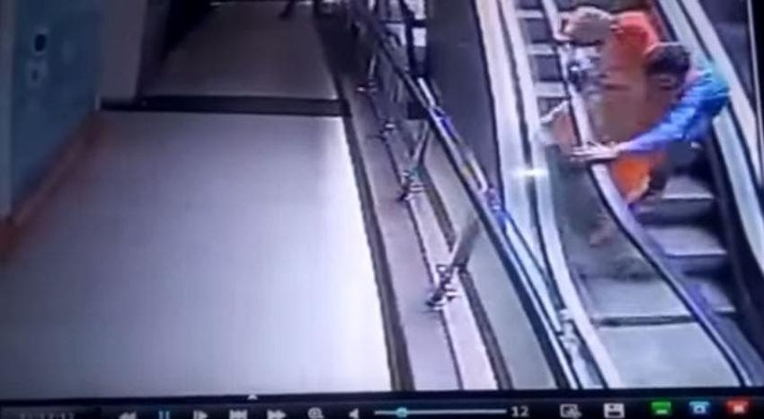 Bebé cae desde escalera mecánica mientras su madre se saca una selfie