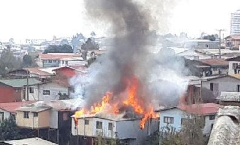 Valparaíso: Incendio ha consumido al menos dos casas en Rodelillo