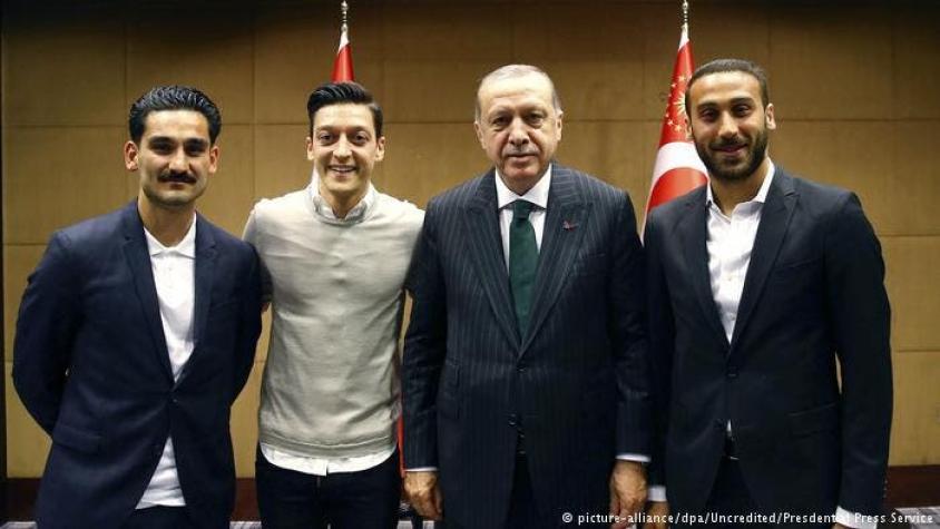 Seleccionados alemanes son criticados por fotos con Erdogan