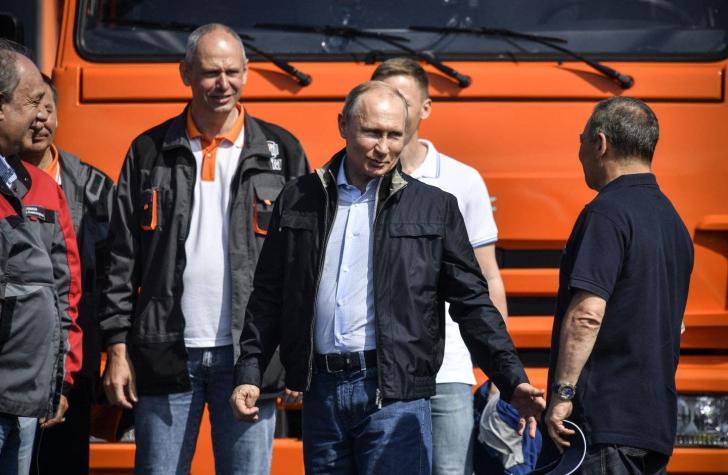 [VIDEO] Manejando un camión: Putin inauguró puente que une Rusia con Crimea