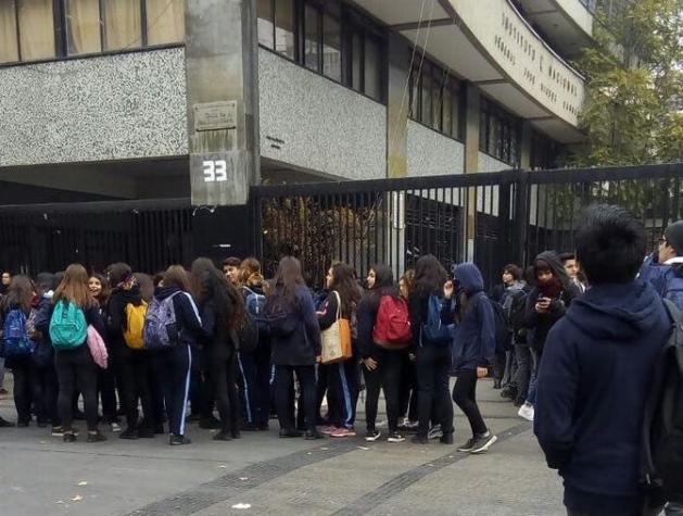 [VIDEO] Alumnas del Liceo Carmela Carvajal se toman las dependencias del Instituto Nacional