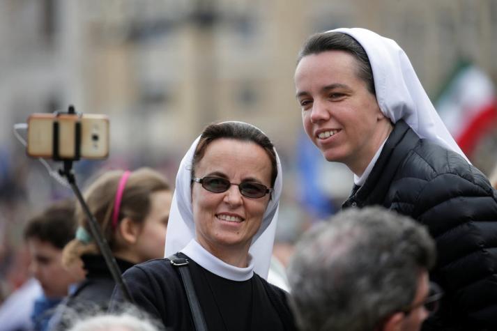 Vaticano pide a monjas que usen redes sociales "con discreción y sobriedad"