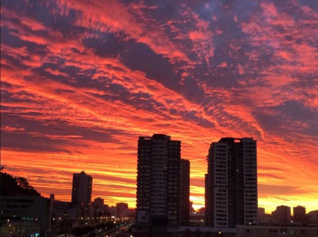 [VIDEO] ¿A qué se deben las nubes rojas en el atardecer de Santiago y Valparaíso?